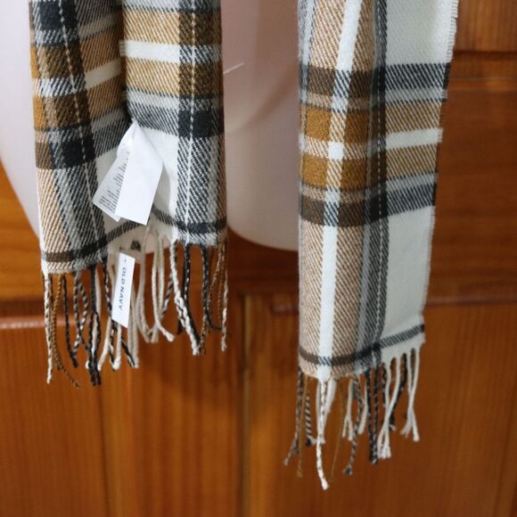 Old Navy Black and White Plaid Scarf 13x72 Acrylic Cozy Winter Accessory NWT - Picture 4 of 8